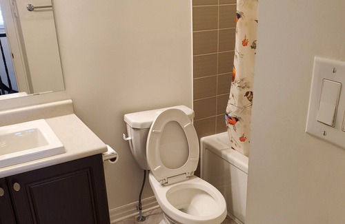 Ottawa Division Casa | This is a cozy family room with comfort Queen size bed for 2 guess or more.