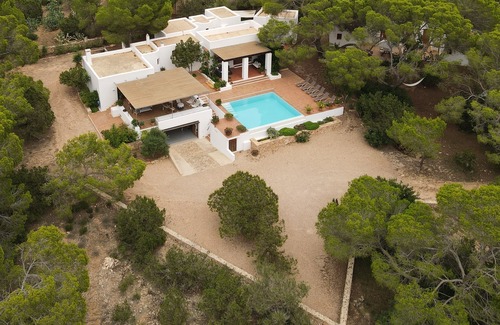 Formentera Chalet De Esquí | Villa con piscina desbordante privada. SOLO familias con niños o parejas.