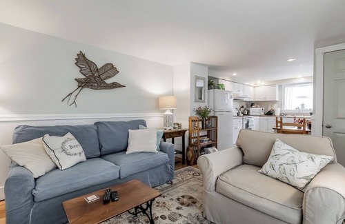 Camp Ellis Apartamento | This one bedroom attached unit is three houses from the beach, with ocean views from the bedroom