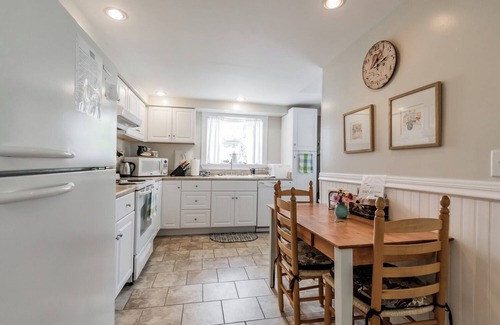 Camp Ellis Apartamento | This one bedroom attached unit is three houses from the beach, with ocean views from the bedroom