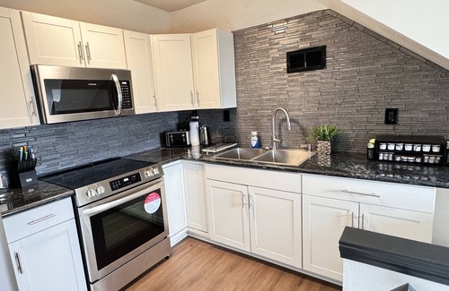 Algiers Casa | This two-story modern retreat house is the perfect spot to rest and relax