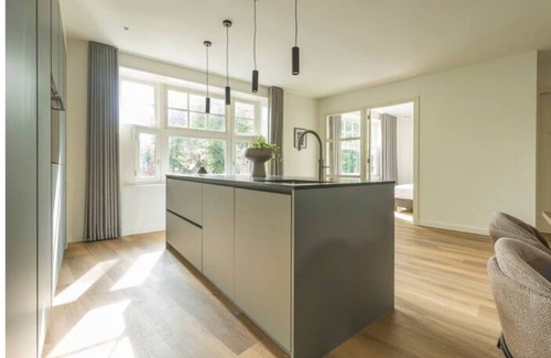 Oirschot Apartamento | This unique Oirschot apartment offers stylish comfort with a spacious bedroom and modern amenities