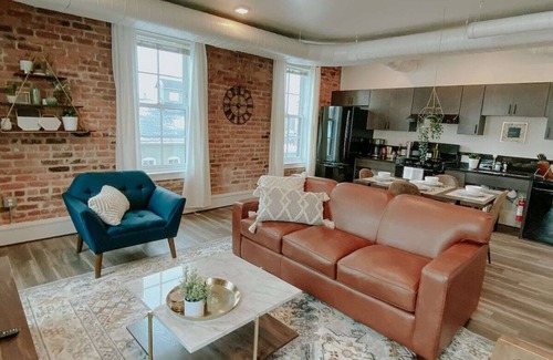 Ypsilanti Casa | ★ Thompson Place: Premier Modern Downtown 2BR Loft