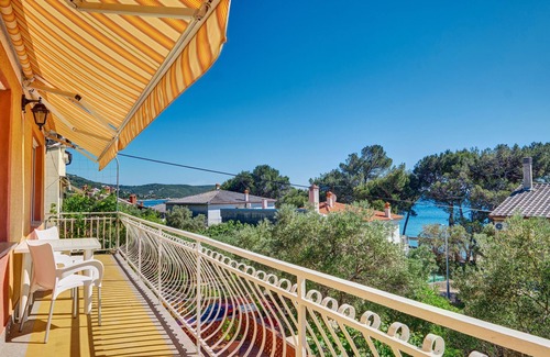 Martinscica Apartamento | Apartamento de tres habitaciones con balcón y vista al mar Martinscica, Cres (A-23222-a)