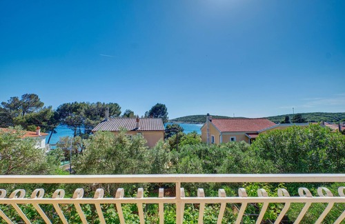 Martinscica Apartamento | Apartamento de tres habitaciones con balcón y vista al mar Martinscica, Cres (A-23222-a)