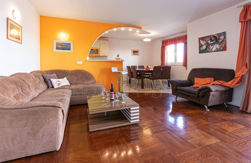 Donja luka Apartamento | Three bedroom apartment with balcony Makarska (A-18160-b)