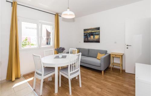 Rogoznica Apartamento | Three-Bedroom Apartment In Rogoznica