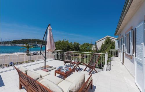 Rogoznica Apartamento | Three-Bedroom Apartment In Rogoznica