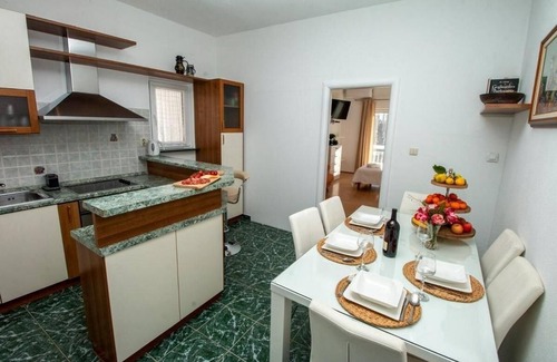 Omis Apartamento | Apartamento de tres habitaciones con balcón y vista al mar Duce, Omis (A-7576-a)