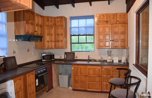 Arthurs Seat Casa | Three Bedroom Bungalow with Swimming Pool, 3/4 Acre of Land, Sleeps 7