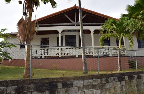 Arthurs Seat Casa | Three Bedroom Bungalow with Swimming Pool, 3/4 Acre of Land, Sleeps 7