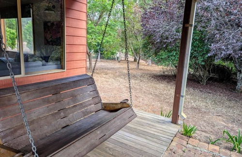 Peerabeelup Cabaña | Three Bedroom Cottage - Sleeps 8 - Self contained 3 Bedroom Cottage 1 King, 1 Queen and 2 Bunks