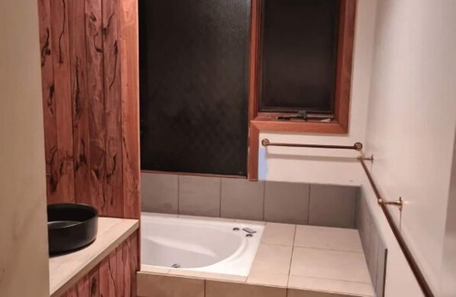 Peerabeelup Cabaña | Three Bedroom Cottage - Sleeps 8 - Self contained 3 Bedroom Cottage 1 King, 1 Queen and 2 Bunks