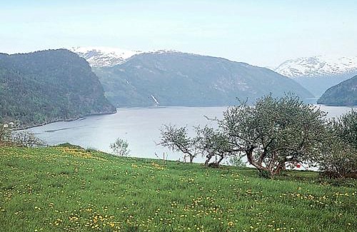 Eid Casa | Three-Bedroom Holiday home in Nordfjordeid 2