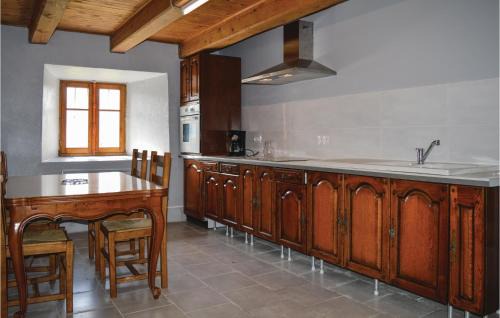 Saint-Hippolyte Casa | Three-Bedroom Holiday Home In Cheylade