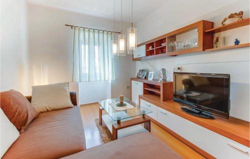 Cres Casa | Three-Bedroom Holiday Home In Dragozetici