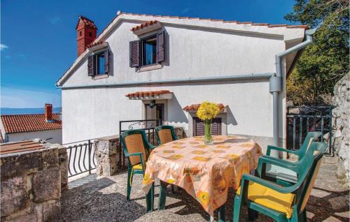 Cres Casa | Three-Bedroom Holiday Home In Dragozetici