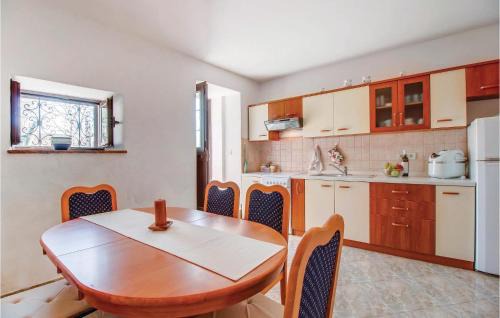 Cres Casa | Three-Bedroom Holiday Home In Dragozetici
