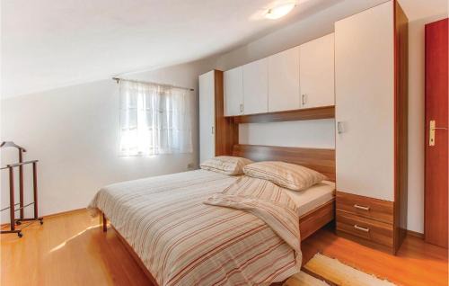 Cres Casa | Three-Bedroom Holiday Home In Dragozetici