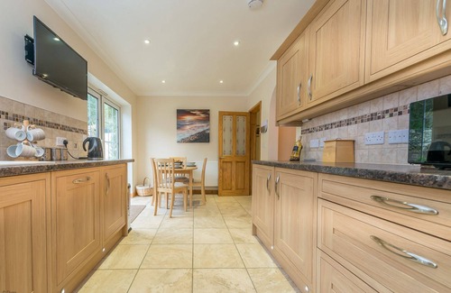 Harlech Cabaña | Three Bedroom Pet Friendly Holiday Cottage in Harlech | Mehefin
