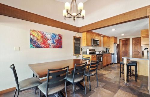 Baldy Mountain Condominio | Three Bedroom Townhouse. AMAZING VIEWS. On bus route. Pet friendly.
