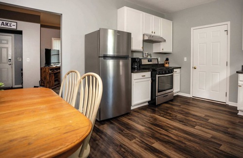 Lake Geneva Casa | Three Blocks from Paradise – Cozy Home for 8 Near Lake Geneva