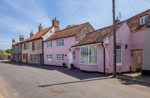 Cley next the Sea Casa | Three double bedroom fisherman’s cottage-breathtaking views across RSPB marshes.