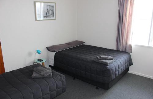 Kaiwaka Hotel | Three Furlongs Bar-Grill-Hotel