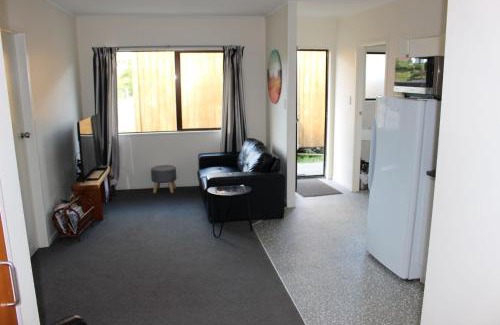 Kaiwaka Hotel | Three Furlongs Bar-Grill-Hotel