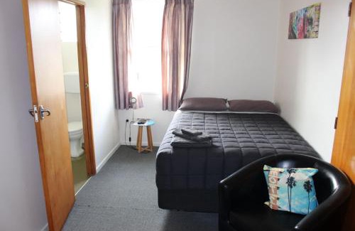 Kaiwaka Hotel | Three Furlongs Bar-Grill-Hotel