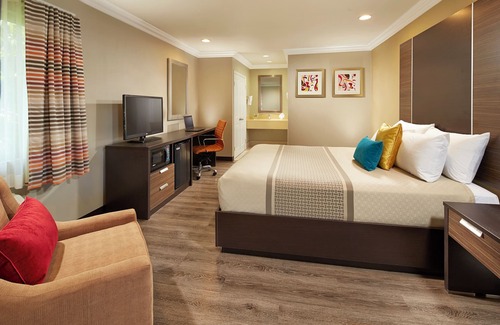 Anaheim Resort Hotel | Three King Getaways: Outdoor Pool! Prime Disney Resort Location