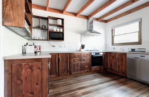 West Launceston Casa | Thrower Cottage: Gateway to the Cataract Gorge