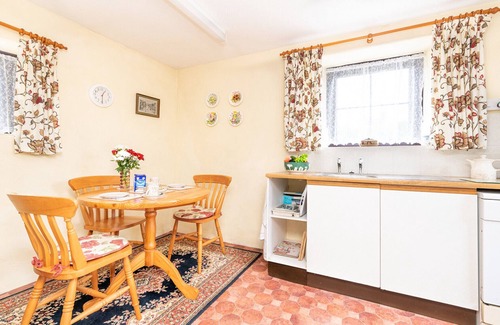 Penryn Cabaña | Thumbelina, far reaching views of the countryside