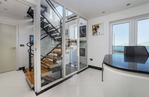 Port St Mary Casa | Tides View - a holiday cottage that sleeps 6 guests in 3 bedrooms