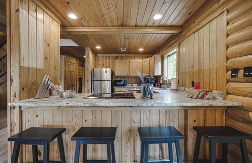 Amity Cabina | Timber Lodge Ranch - Ranch House