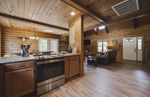 Amity Cabina | Timber Lodge Ranch - Ranch House