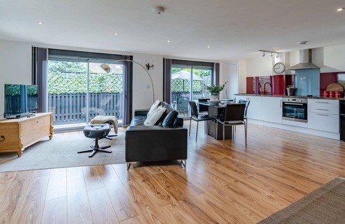 Kidlington Cabaña | Timber Lodge - sleeps 2 guests in 1 bedroom