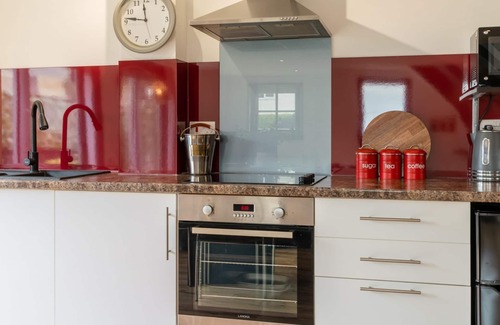 Kidlington Cabaña | Timber Lodge - sleeps 2 guests in 1 bedroom