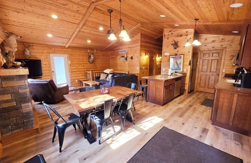 Harpers Ferry Cabina | Timber Ridge Lodge w/ hot tub & POOL!