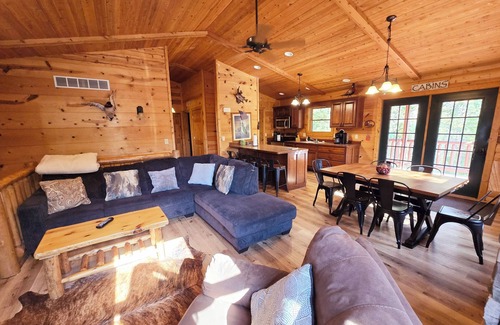Harpers Ferry Cabina | Timber Ridge Lodge w/ hot tub & POOL!