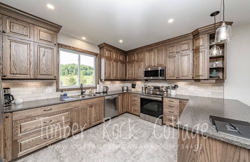 Muskoka Lakes Cabaña | Timber Rock Cottage - 2026 Calendar Open (August Full)