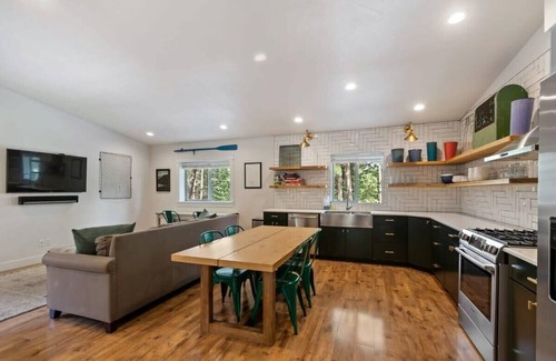 Post Falls Casa | Timberland Perch | Contemporary Lake Living