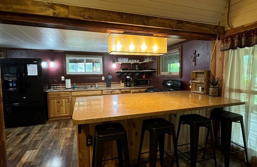 Old Washington Cabina | Timberline Cabins - Peaceful Pines Lodge, WiFi, Pets, Stalls, Hot Tub