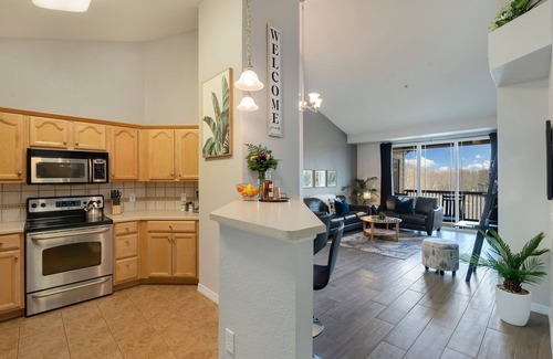 Side Hill Apartamento | Timberline Retreat – King Bed, Fireplace & Pool!