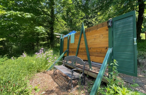 Pleasant Valley Cabina | Tiny A-Frame Farm Meadow Retreat minutes from downtown
