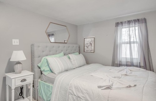 Middleton Casa | Entire Homestay with Cozy Winter Fire Pit