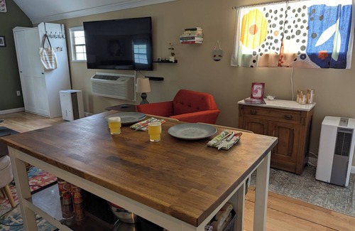 Piney Point Apartamento | Tiny, Funky, and Full of Love - Welcome to the Love Shack