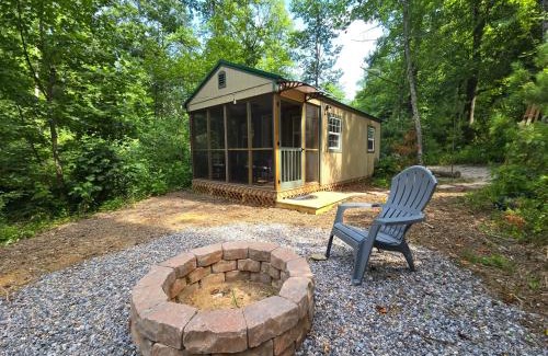Purlear Casa | Tiny Home Creekside Nature Escape, Hot Shower, WIFI, Peaceful