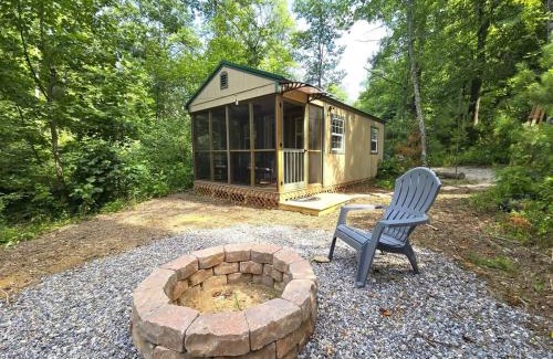 Purlear Casa | Tiny Home Creekside Nature Escape, Hot Shower, WIFI, Peaceful