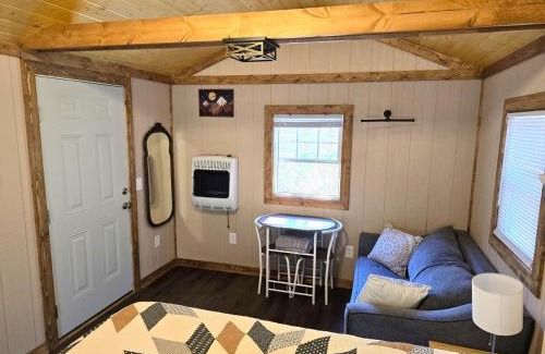 Purlear Casa | Tiny Home Creekside Nature Escape, Hot Shower, WIFI, Peaceful